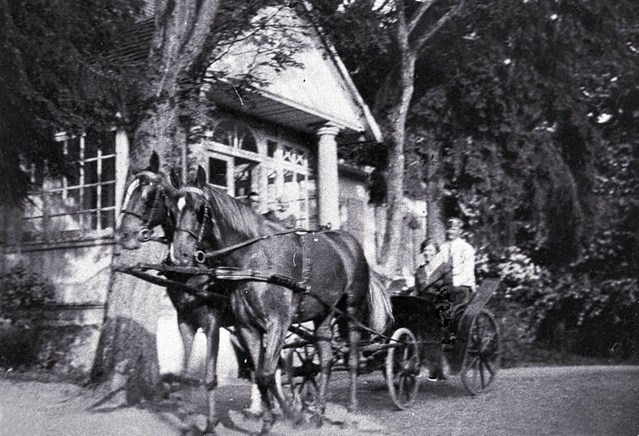 „Goście jadą”. Przed dworem w Lipnikach na Podlasiu (zdjęcie z archiwum rodzinnego Elżbiety i Adama Jakackich).