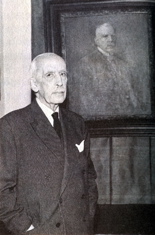 Janusz Radziwiłł (1880–1967), lata 60., na tle portretu ojca — Ferdynanda Radziwiłła (1834–1926).