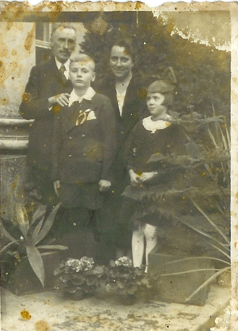Rodzina Hutten-Czapskich z Barda. 1 października 1939. Pierwsza Komunia św. syna Tomasza przyspieszona z powodu wojny.
