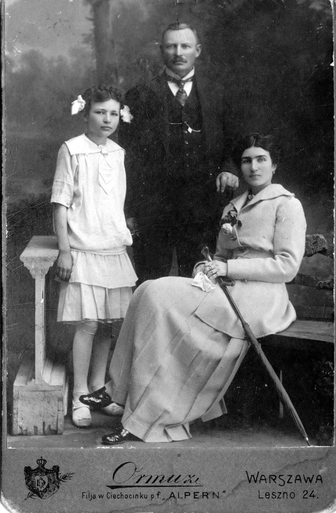 Rodzina jednego z bohaterów książki, por. Xawerego Karśnickiego, Maria i Antoni Orzechowscy z córką Wandą.