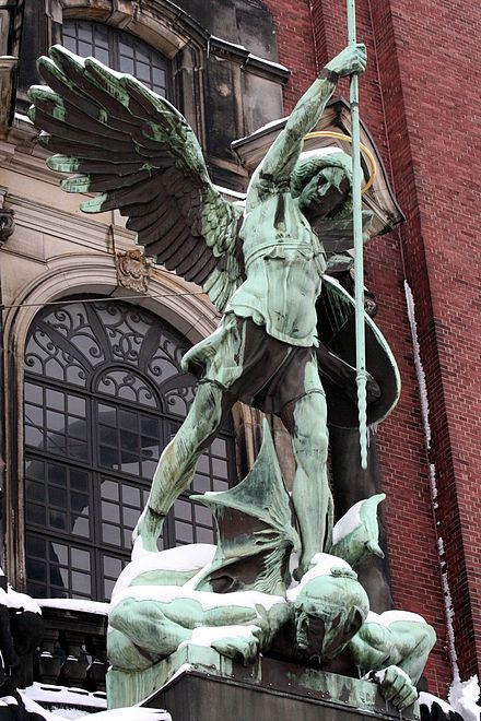 Św. Michał Archanioł - statua przed kościołem św. Michała w Hamburgu