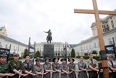 Warszawa, kwiecień 2010, Krzyż Smoleński postawiony przez warszawskich harcerzy.
