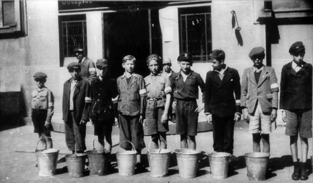 Warszawa, sierpień 1944, chłopcy noszący wodę do szpitala powstańczego na Solcu
