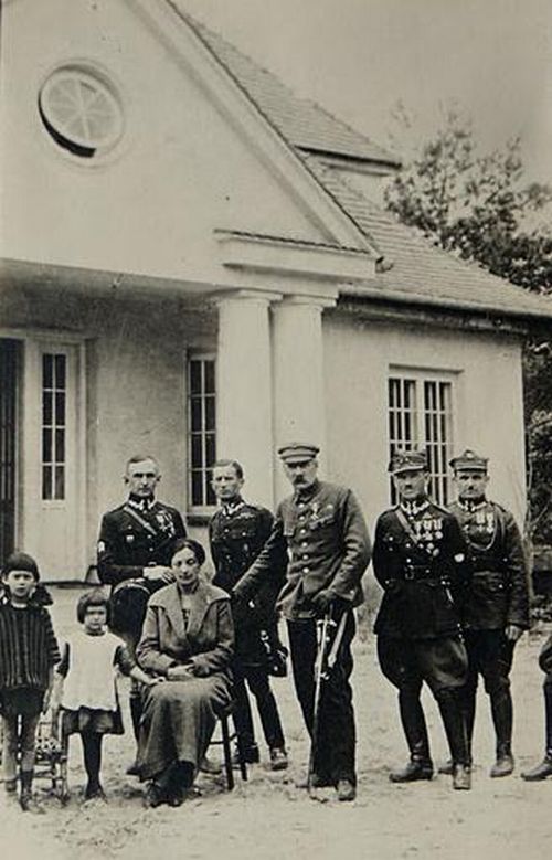 Józef Piłsudski z rodziną i oficerami przed dworkiem w Sulejówku